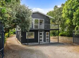 Bold Beauty - Paraparaumu Upstairs Holiday Unit