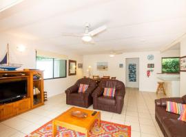 Allamanda Cottage - close to beach - pet friendly, vakantiehuis in Point Lookout