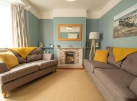 Tŷ Glas, Fishguard, Ideal for beach, coastal path and town!, hotel with parking in Fishguard