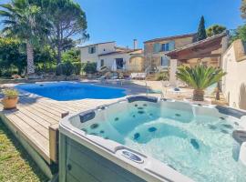 Gorgeous Home In Aigues-vives With Jacuzzi: Aigues-Vives şehrinde bir otel