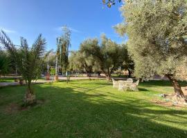 Riad salix d'agafay, nhà khách ở Marrakech