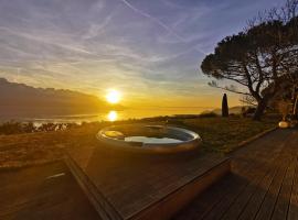 Sunset House with gorgeous view of the lake, hotelli kohteessa Montreux