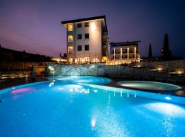Villa Luisa Resort & Luxury Apartments, golf hotel in San Felice del Benaco