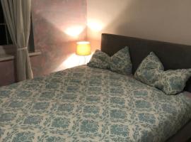 Large double room next to Elisabeth Line, hotel with parking in Abbey Wood