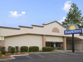 Days Inn by Wyndham Fayetteville-South/I-95 Exit 49, hotel u gradu Fejtvil