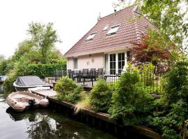 Attractive holiday home in Friesland with hot tub, vakantiehuis in Earnewâld