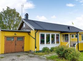 Cozy Home In Bestorp With Kitchen, villa sihtkohas Brokind