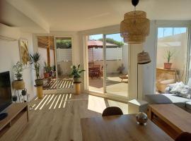 Appartement 100 m2 Terrasse Piscine, hotel v destinaci Gruissan