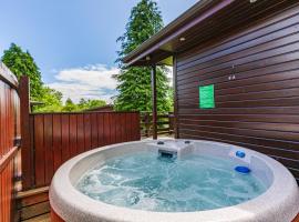 Bluebell Lodge 11 with Hot Tub, hotel in Newton Stewart