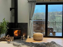 Luxury Lodge In The Treetops, cottage in Llanbrynmair