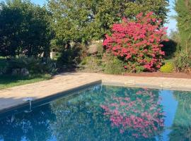 Gîte cocooning avec piscine, vikendica u gradu Bougé-Chambalud