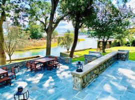 GORGEOUS WATER FRONT HOUSE / HUGE GARDEN & SEA ACCESS, vacation rental in Mamaroneck
