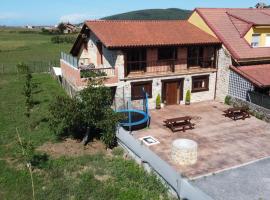 La casita del abuelo, hotel with parking in Galizano