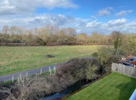 Contemporary, Cosy & Homely 2 Bed Apartment with High-Speed WIFI, Terrace & Free Parking overlooking Stourbridge Common Park & Coldham's Brook, hotel in Cambridge