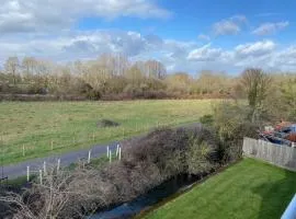 Contemporary, Cosy & Homely 2 Bed Apartment with High-Speed WIFI, Terrace & Free Parking overlooking Stourbridge Common Park & Coldham's Brook