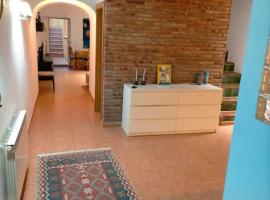 Preciosa casa de 2 pisos a 50 metros de la playa, holiday rental in Canet de Mar