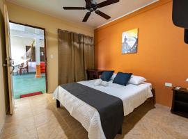 El Cocobolo Food&Rest Room 3 Bed and Breakfast WiFi AC Pkg gratis, gistiheimili í Liberia