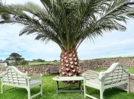 Modern 3 bed Bungalow with parking, private garden