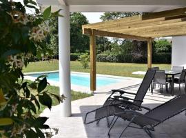 Calm house, swimming pool and garden, villa en Bénesse-Maremne