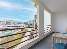 Sunny 2 BDR Apartment by LovelyStay, hotel en Charneca