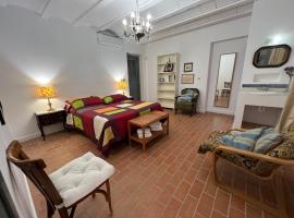 Casa Rural Alzabara con Piscina Privada: Taberno'da bir otel