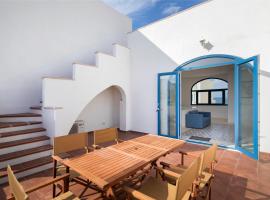 Chic, Stylish Traditional Townhouse with Terrace - St. Paul’s Bay, cottage a San Pawl il-Baħar