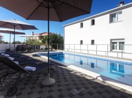 Villa in Podstrana with large outside swimming pool & hot tub for 14 people, hotel em Podstrana