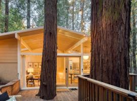 Window to the Redwoods - Near Downtown MV, Dipsea Trail, & Muir Woods, hotel em Mill Valley