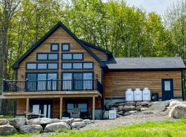 Bald Mountain View Cabin, hotel with parking in Rangeley