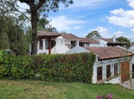Amplia casa Antigua Guatemala con pérgola y jardín, cabaña o casa de campo en Antigua Guatemala