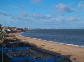 Stunning 3 bed seaview apartment, hotel in Musselburgh