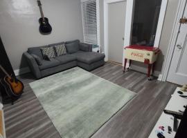 comfortable private apartment near Manhattan on train, holiday rental in Woodside