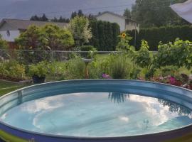 Global Village Permaculture BnB, hotel in Oliver