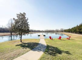 Texas Ranch House with 5 Bedroom and Fish Pond, hotel em Dallas