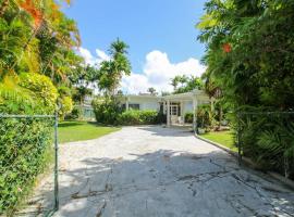 2 minute walk to Beach & Pool - Casual 2-Bed House home, hotel in Saint James