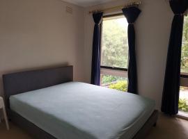Quiet place in Knox close to the shopping centre, sted med privat overnatting i Boronia