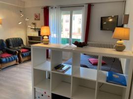 Studio ensoleillé avec balcon, parking et WIFI - proche du centre d'Amélie-les-Bains-Palalda - FR-1-703-6, ξενοδοχείο σε Amélie-les-Bains-Palalda