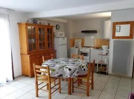 Appartement F2 avec balcon, 200m des cures, proche commerces, tout équipé, charges en sus - FR-1-703-76