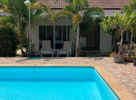 Vacation House with tropical garden and private pool, hotel in Rayong