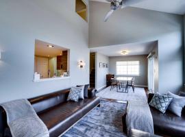 Bright Arvada Townhome with Deck and Grill!, hotel in Arvada