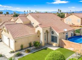 Golden Desert Getaway Family Friendly Home, hotel in Indio