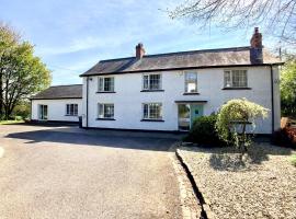 Large Country Farmhouse with Garden and Stream, holiday home in Doagh