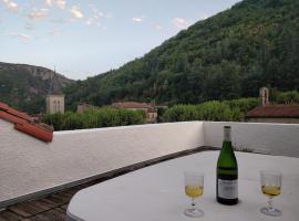 Lovely Cevenol village house, parkolóval rendelkező hotel Saint-Laurent-le-Minier városában