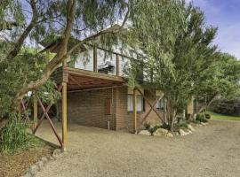 Beach side haven amongst the gum trees, holiday home in Cape Woolamai