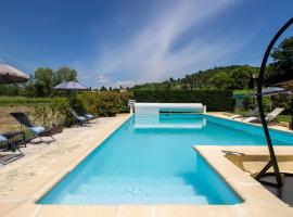 Beautiful holiday home in Gargas with private pool, prázdninový dům v destinaci Gargas