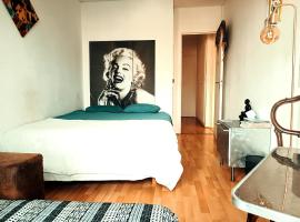 Private room in appartement flat, hotel with parking in Pantin