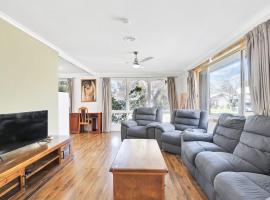 Retro Chic 4BD House near Mornington, casa de férias em Frankston