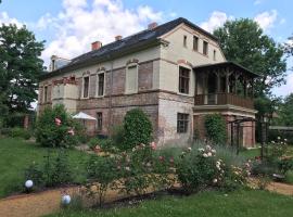 Romantische Ferienwohnung im Herrenhaus Wüstenhain Spreewald, hospedagem domiciliar em Vetschau