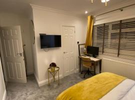 En-suite cheerful room., hotel in zona Kempton Park Racecourse, Hanworth