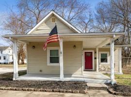 Chestnut St 3 Bedroom House in Historic Loveland, hotel en Loveland